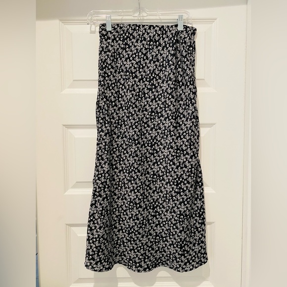 Urban Outfitters Mid-Thigh Black and White Skirt - Picture 1 of 2
